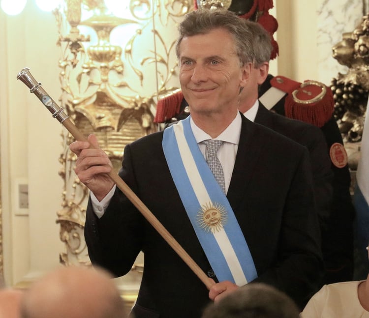 Mauricio Macri rompió con la tradición democrática de que los bastones fueran confeccionados por Juan Carlos Pallarols y elegió uno del orfebre Damián Tessore (NA)