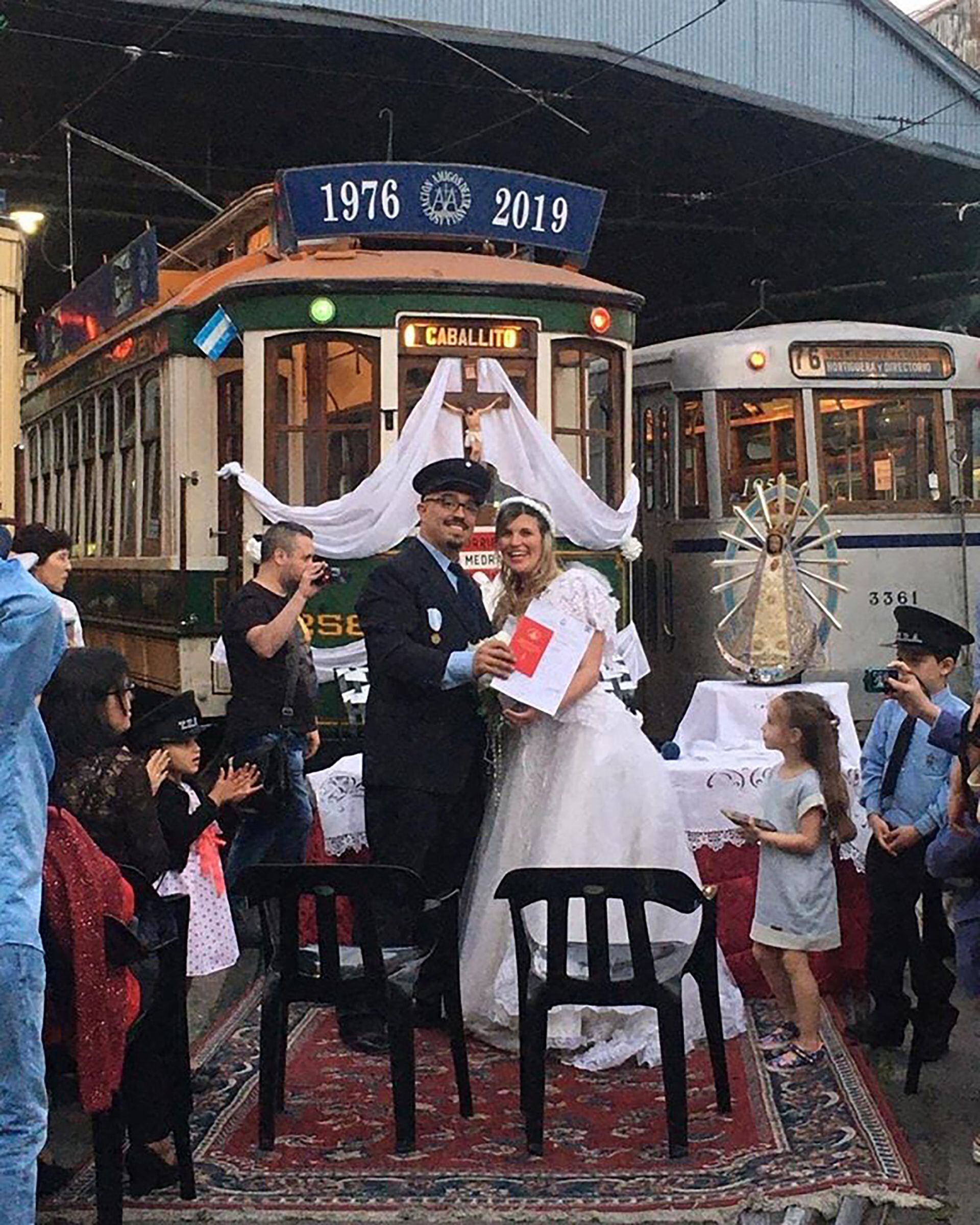 En el marco de la Noche de los Museos y en el patio del taller Polvorín tuvo lugar la unión en matrimonio de dos socios de la Asociación Amigos del Tranvía, que eligieron casarse rodeados de las tradicionales formaciones eléctricas (AATyBPFL)