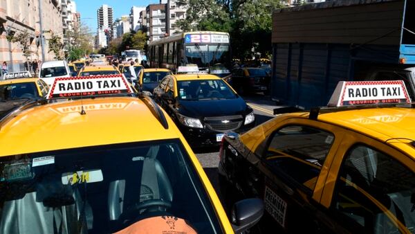 Los taxistas protestan contra la implementación de sistemas como Cabify y Uber (Fabián Ramella)