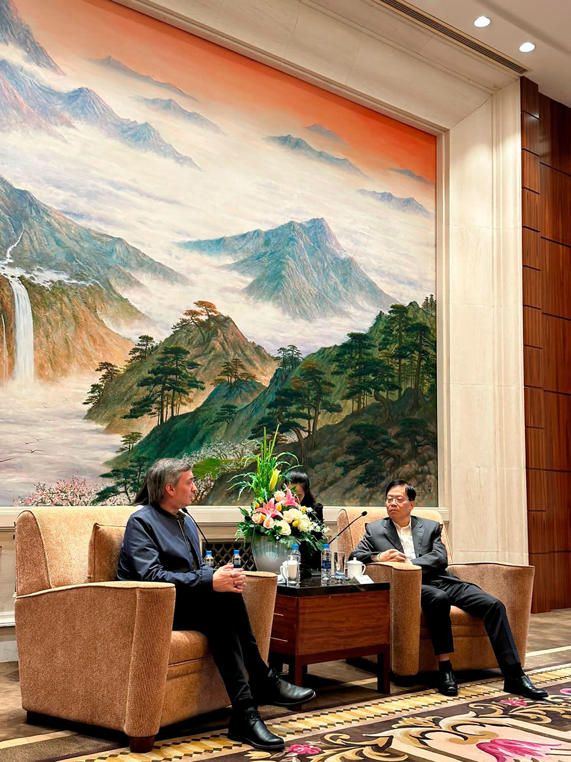 Máximo Kirchner junto a Jin Xingming, vicepresidente de la Conferencia Consultiva Política del Pueblo Chino 