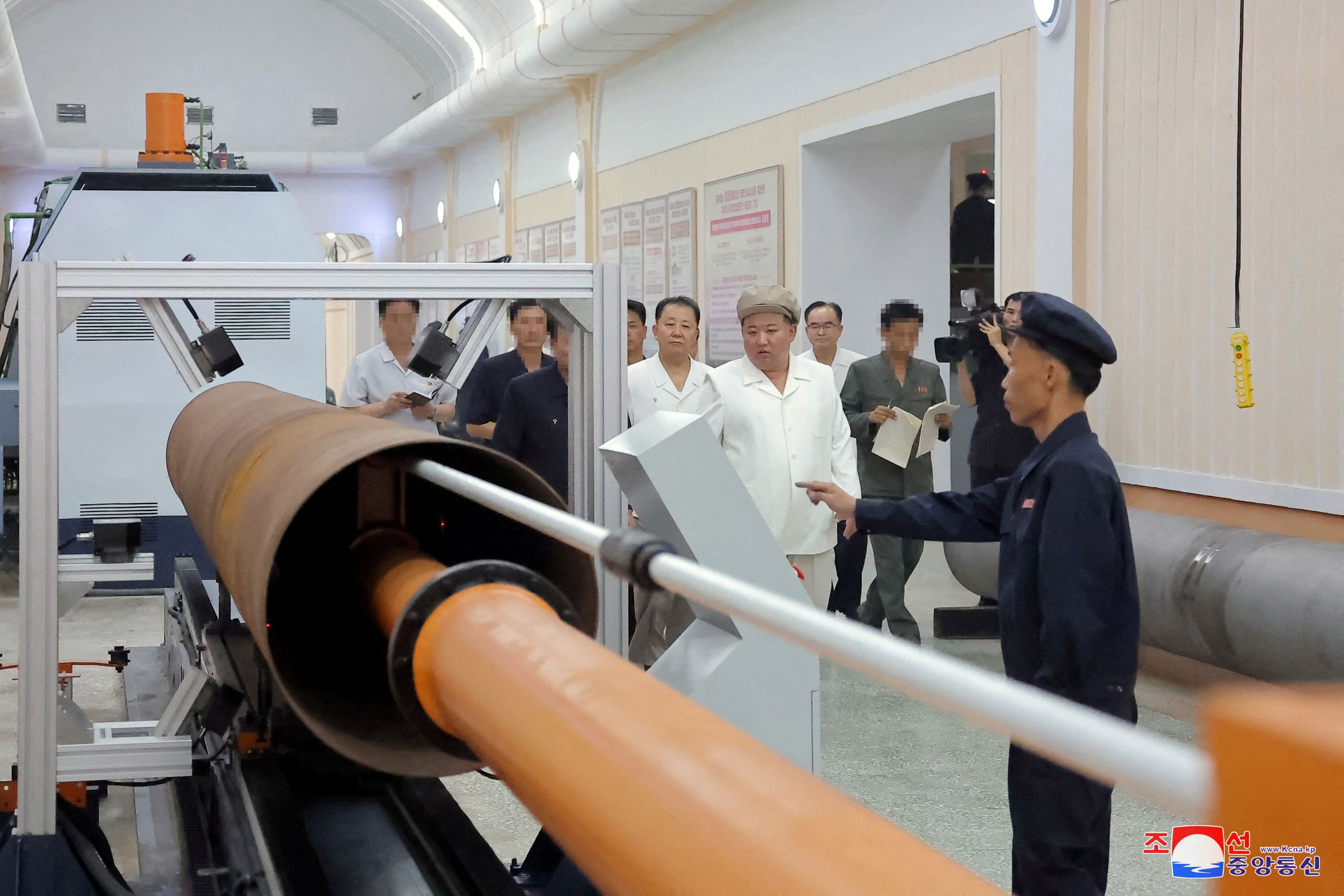 Kim Jong Un inspeccionando las armas.  KCNA via REUTERS  