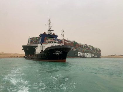 El buque encalló por los fuertes vientos (Suez Canal Authority/ Handout vía Reuters)