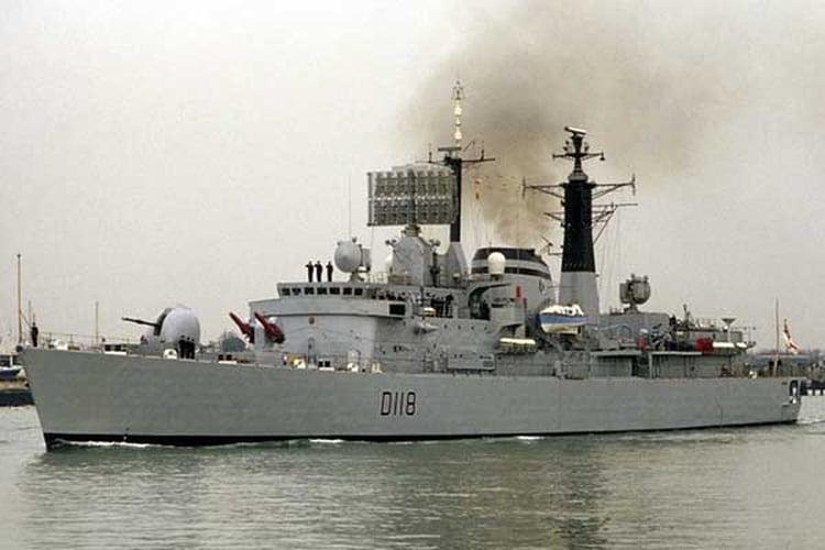 El Ã¡gil destructor HMS Coventry podÃ­a desarrollar una velocidad de 30 nudos (56 km/h) y era un as de la Royal Navy por su capacidad defensiva de misiles Sea Dart y caÃ±ones navales MK8 y Oerlikon