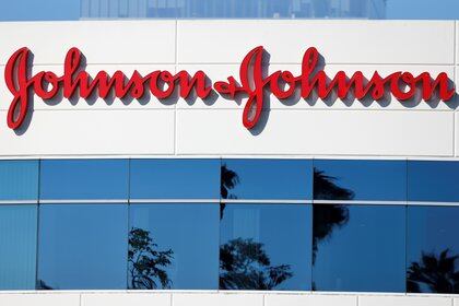 FOTO DE ARCHIVO: Las oficinas de la compañía Johnson & Johnson se en Irvine, California, EE. UU., 14 de octubre de 2020. REUTERS / Mike Blake / Archivo