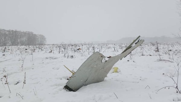 Uno de los restos del An-148 que se estrelló a 80 kilómetros de Moscú (Reuters)