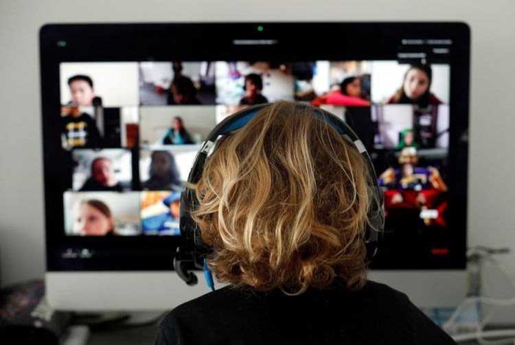 Foto de archivo. Un estudiante, en clases en línea con sus compañeros usando la aplicación Zoom en casa. 2 de abril de 2020 (Foto: Reuters)