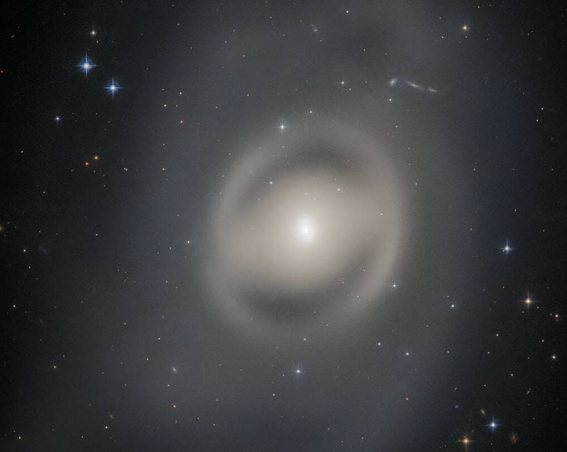 La galaxia lenticular NGC 6684, a unos 44 millones de años luz de la Tierra en la constelación de Pavo, baña esta imagen del Telescopio Espacial Hubble de la NASA/ESA con una luz pálida. (ESA/HUBBLE & NASA, R. TULLY)
