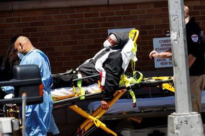 Imagen de archivo de trabajadores de la salud transportando a un paciente en camilla a un área de emergencia fuera del Maimonides Medical Center en medio de la pandemia de coronavirus en Brooklyn, Ciudad de Nueva York, EEUU, Mayo 13, 2020. REUTERS/Mike Segar