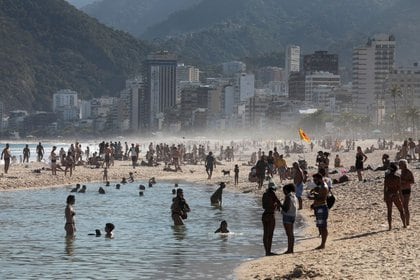 La gente disfruta de la playa de Ipanema en medio del brote de coronavirus en Río de Janeiro (REUTERS)