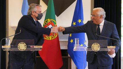 Alberto Fernández y Costa se saludan amistosamente en una conferencia de prensa