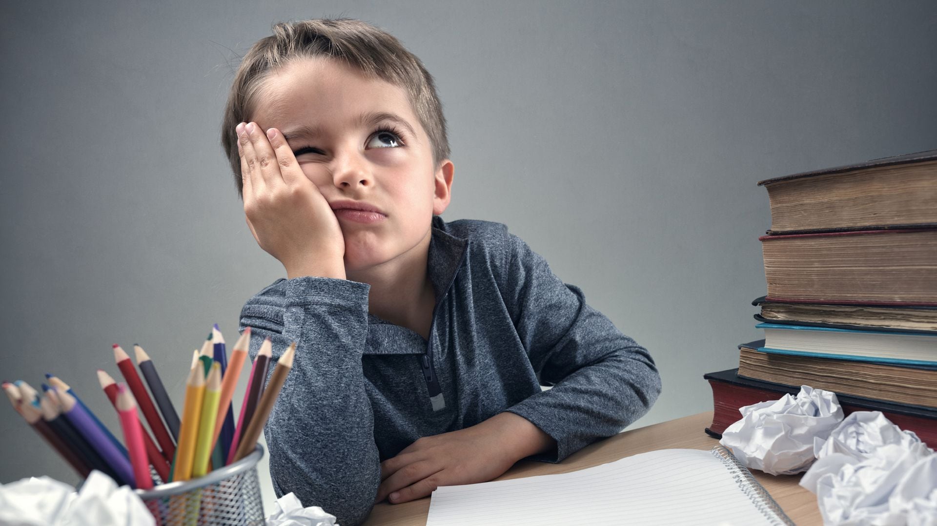 Si a un niño se le dificulta hacer las tareas del colegio, los padres tienen que animarlo y repetirle que tiene la inteligencia suficiente para cumplir con sus deberes escolares (Getty Images)
