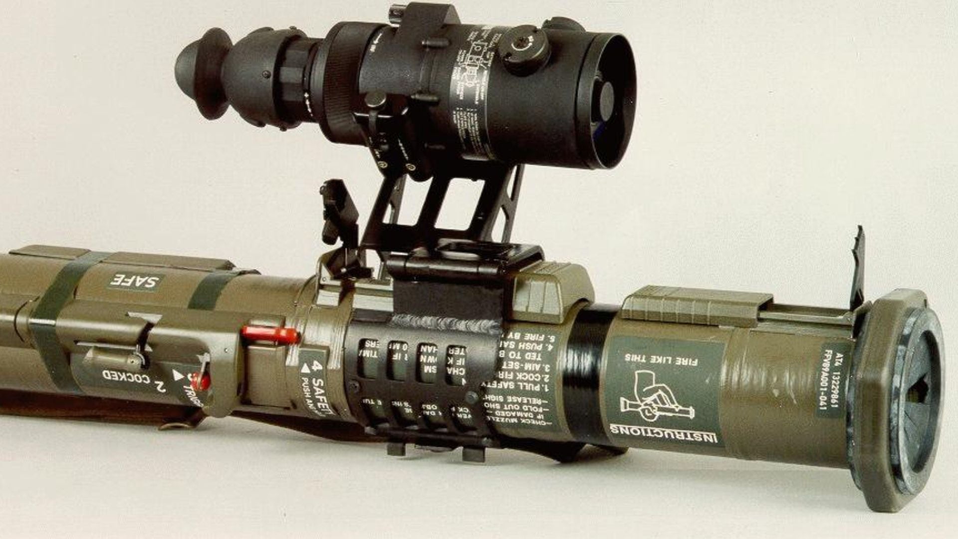 Imagen de un M136 AT4 con una cinta negra, que indica una carga altamente explosiva. (FAS Military Analysis Network)