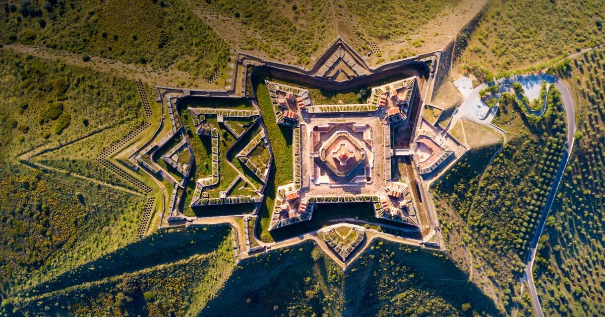 A cidade de Portugal a apenas 25 minutos de Espanha que é Património Mundial e possui o maior complexo militar fortificado do mundo