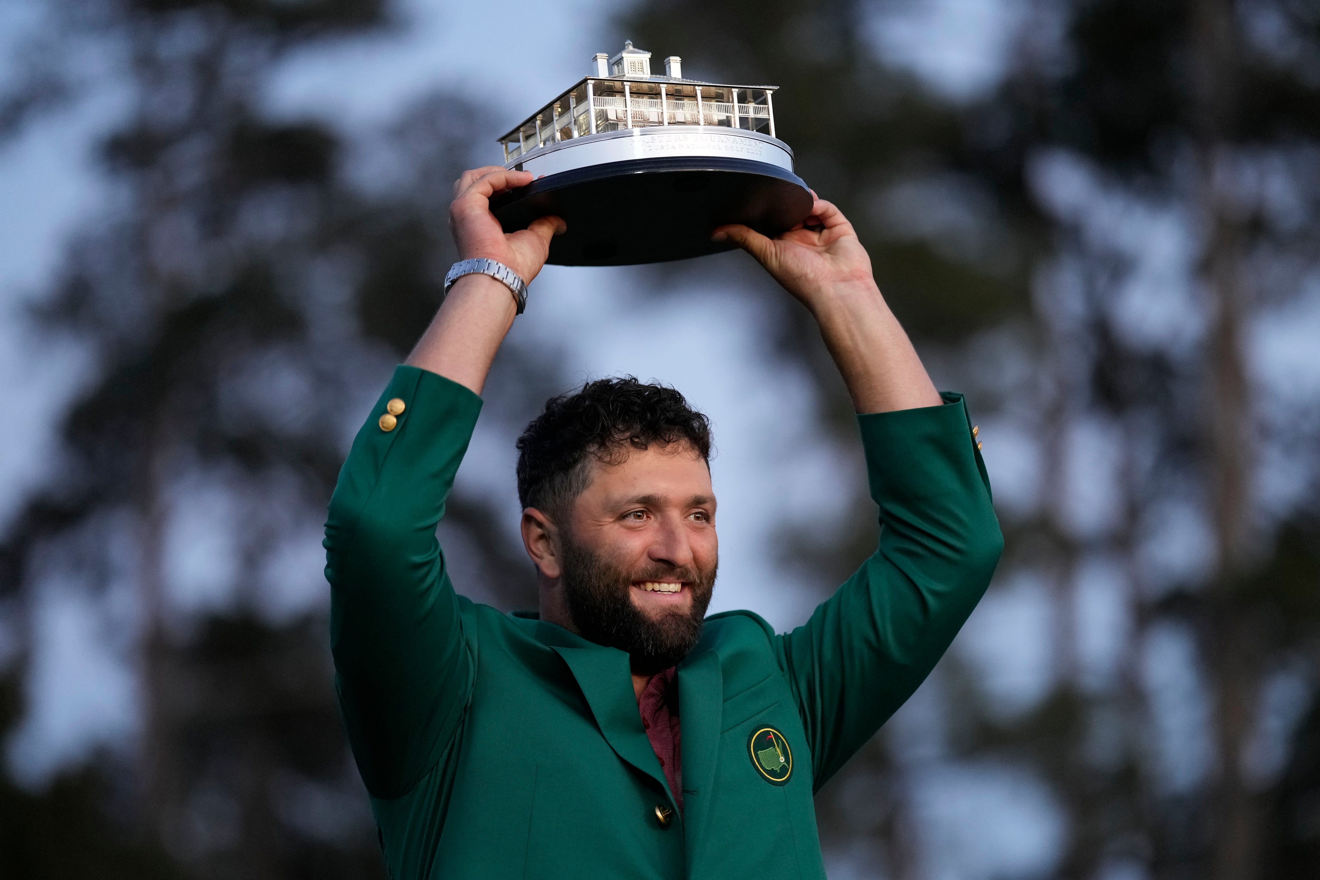 El español Jon Rahm alza el trofeo vistiendo la chaqueta verde después de coronare en el Masters, en Augusta, Georgia, el domingo 9 de abril de 2023.(AP Foto/David J. Phillip)