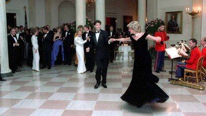 Travolta consideró esa noche como uno de los mejores momentos de esa década. Admiró que Lady Di supiera bailar muy bien y su carisma y sencillez le impresionaron Foto: Archivo