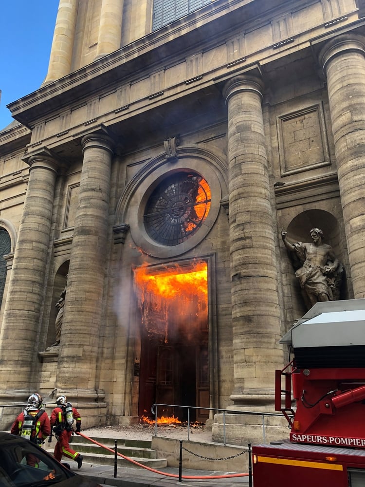 El incendio de la iglesia de Saint-Sulpice, un mes atrÃ¡s (Foto: Reuters)