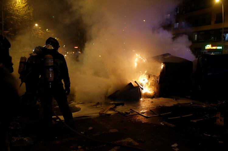 Fuego en los contenedores (REUTERS/Enrique Calvo)