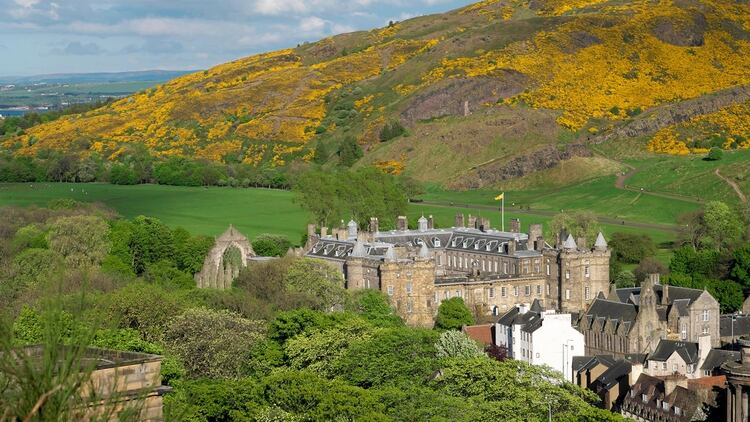 El Palacio de Holyroodhouse o Palacio de Holyrood es, junto con el Castillo de Balmoral, la residencia oficial de la Reina de Inglaterra en Escocia (Shutterstock)