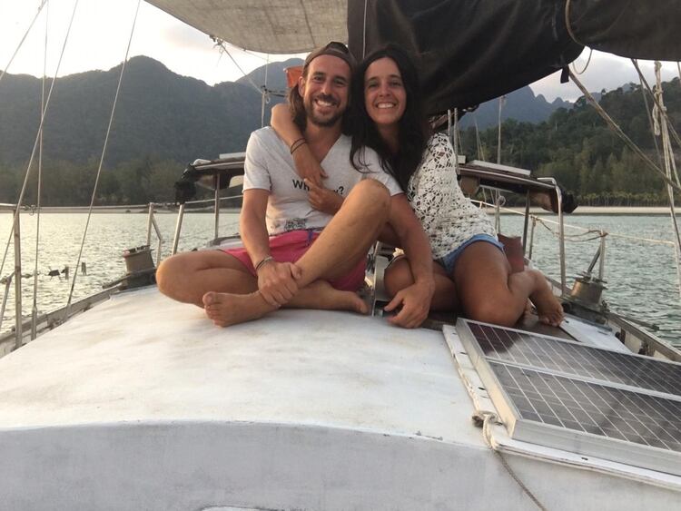 La pareja viven en un antigūo velero de madera anclado en una Marina de la isla