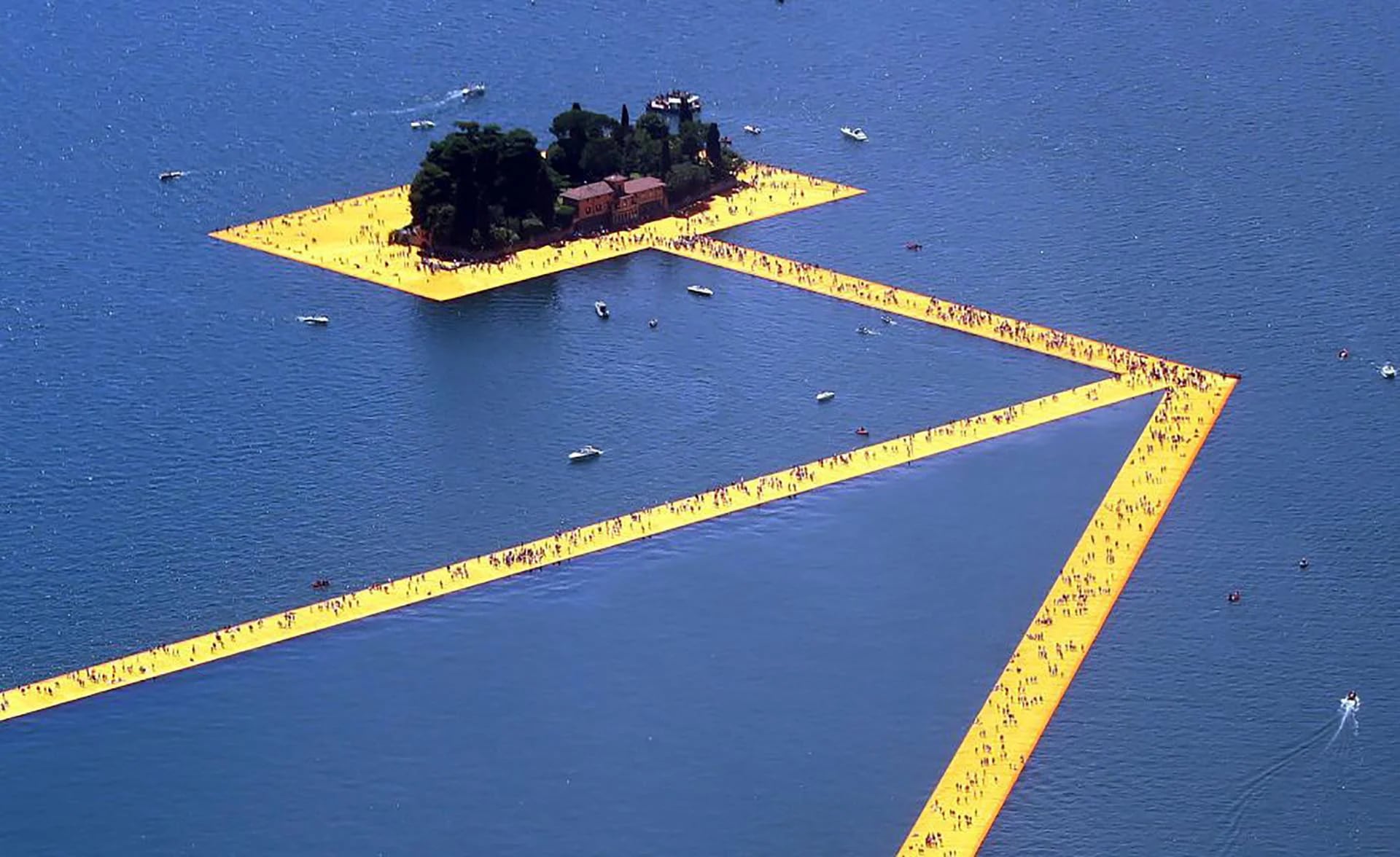 “Los muelles flotantes”, abiertos al público gratis, se han construido con 220.000 cubos flotantes de polietileno de alta densidad cubiertos por 100.000 metros cuadrados de tela amarilla