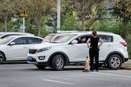La ex editora en jefe de la redacción pekinesa del WP confronta al chofer de un vehículo que la estuvo siguiendo en el área de Kasgar.  (Foto: Lorenz Huber / The Washington Post)