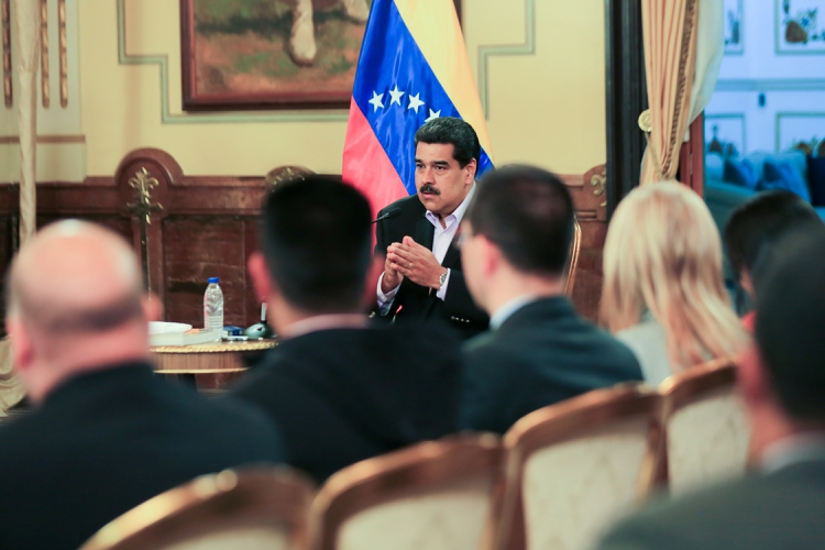 NicolÃ¡s Maduro, asiste a una reuniÃ³n con miembros del cuerpo diplomÃ¡tico venezolano despuÃ©s de su llegada de los Estados Unidos al Palacio de Miraflores en Caracas.