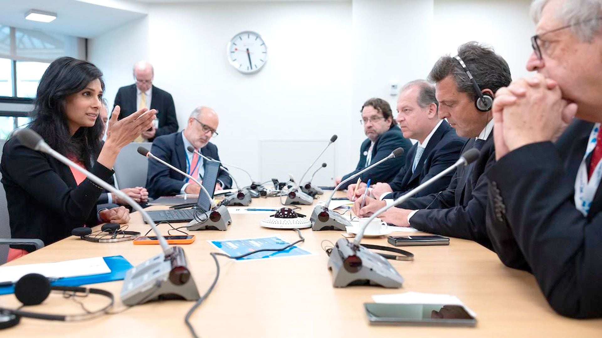 Massa, en su más reciente visita al FMI, flanqueado por Rubinstein y Madcur. Enfrente suyo, la subdirectora del organismo, Gita Gopinath 
