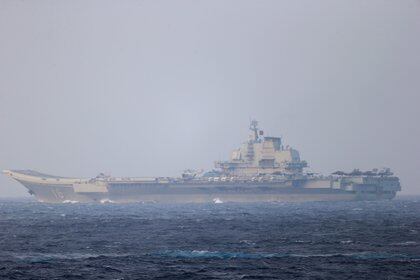El portaaviones chino Liaoning en el estrecho de Miyako cerca de Okinawa (Ministerio de Defensa de Japón/Reuters)