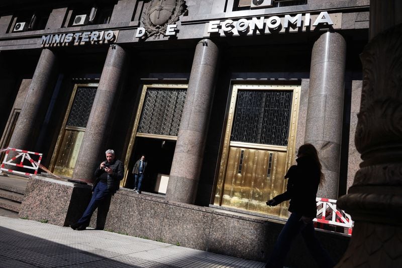 La Argentina mantiene una larga historia de acuerdos y desencuentros con el mayor organismo de crédito multilateral, por sus recurrentes crisis de balanza de pagos (Reuters)