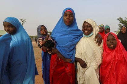 El reencuentro entre padres e hijos en Jangebe, Zamfara (REUTERS/Afolabi Sotunde)