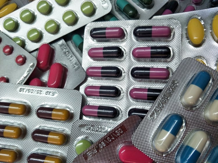 Los analgésicos y los medicamentos para bajar la fiebre que contienen parecetamol (acetaminofeno) son una causa frecuente de daño hepático (Shutterstock)