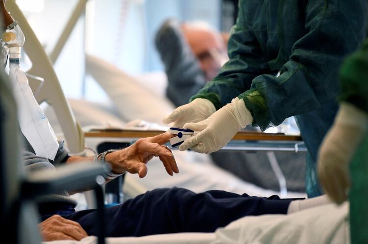 Los médicos en Italia ya tuvieron que pasar por la difícil decisión sobre la prioridad de los pacientes (Reuters)