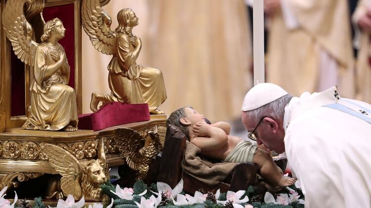 Francisco besa la imagen de Jesús en el pesebre en la Basílica de San Pedro (Reuters)