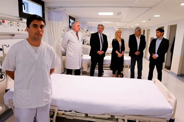 La imagen de Kicillof, junto a Alberto Fernández y Hugo Moyano, durante la visita al Hospital Antártida