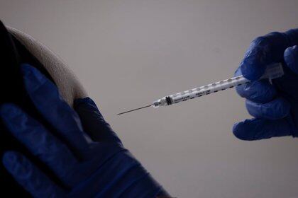 Un trabajador recibe una inyección de la vacuna de Pfizer contra el coronavirus en Mecca, estado de California, Estados Unidos, el 1 de febrero de 2021. (REUTERS/Mike Blake/archivo)