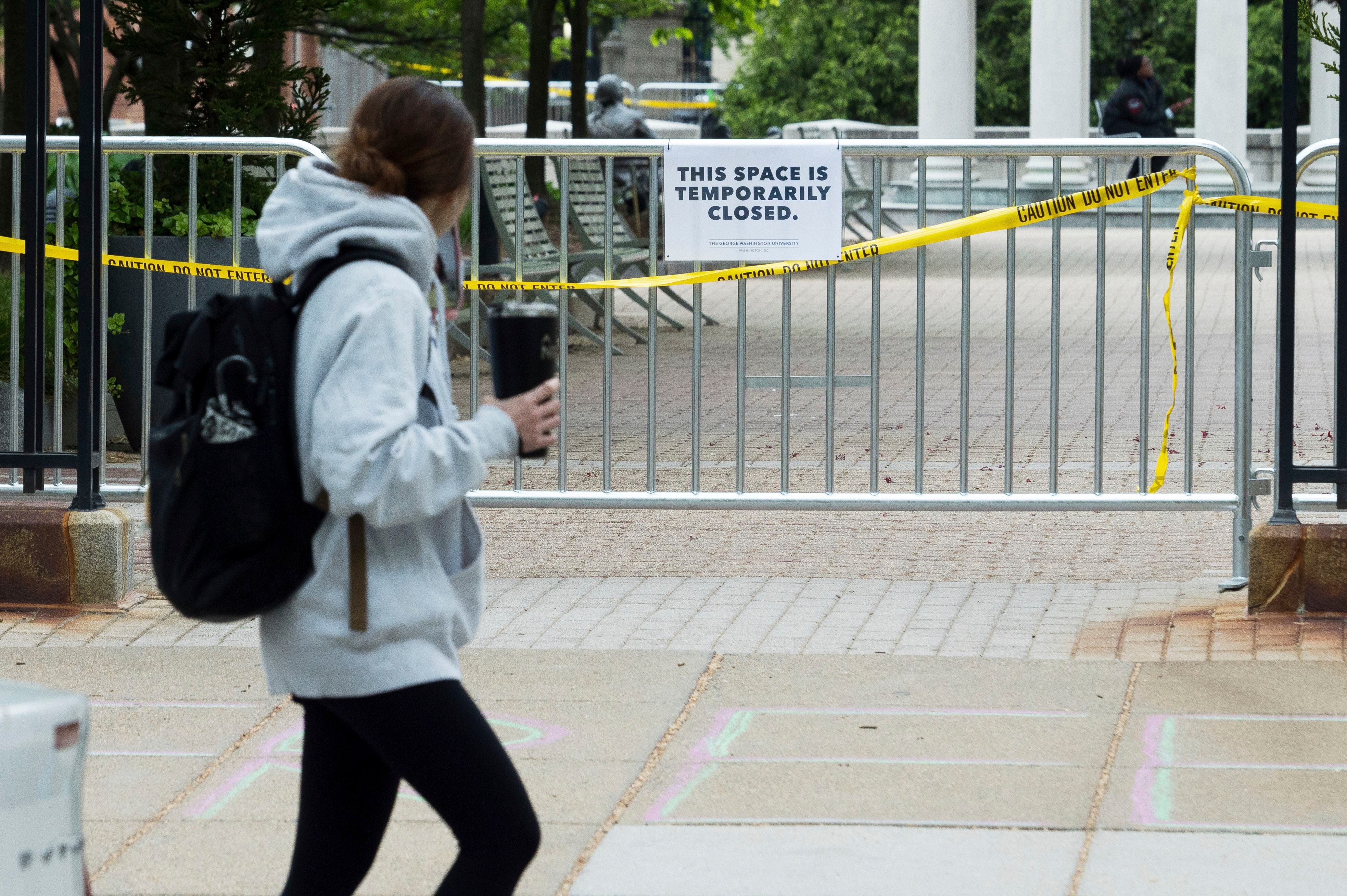 Una de las entradas de la Universidad George Washington aparece cerrada, mientras continúan las protestas estudiantiles en Estados Unidos