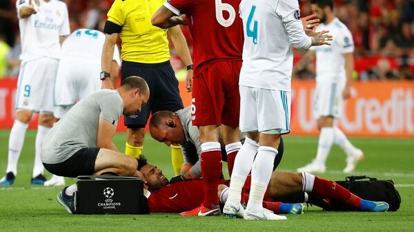 Salah debió abandonar el campo de juego tras la lesión