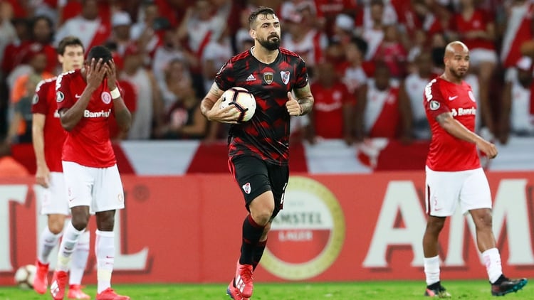 Después de estar 0-2 en el partido de Porto Alegre, Pratto marcó uno de los goles para el empte final (AFP)