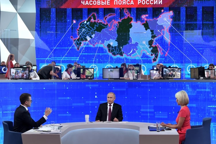 El presidente ruso, Vladimir Putin (C), asiste a un programa anual de llamadas telefónicas televisadas a nivel nacional en Moscú. (Sputnik / Alexey Nikolsky)