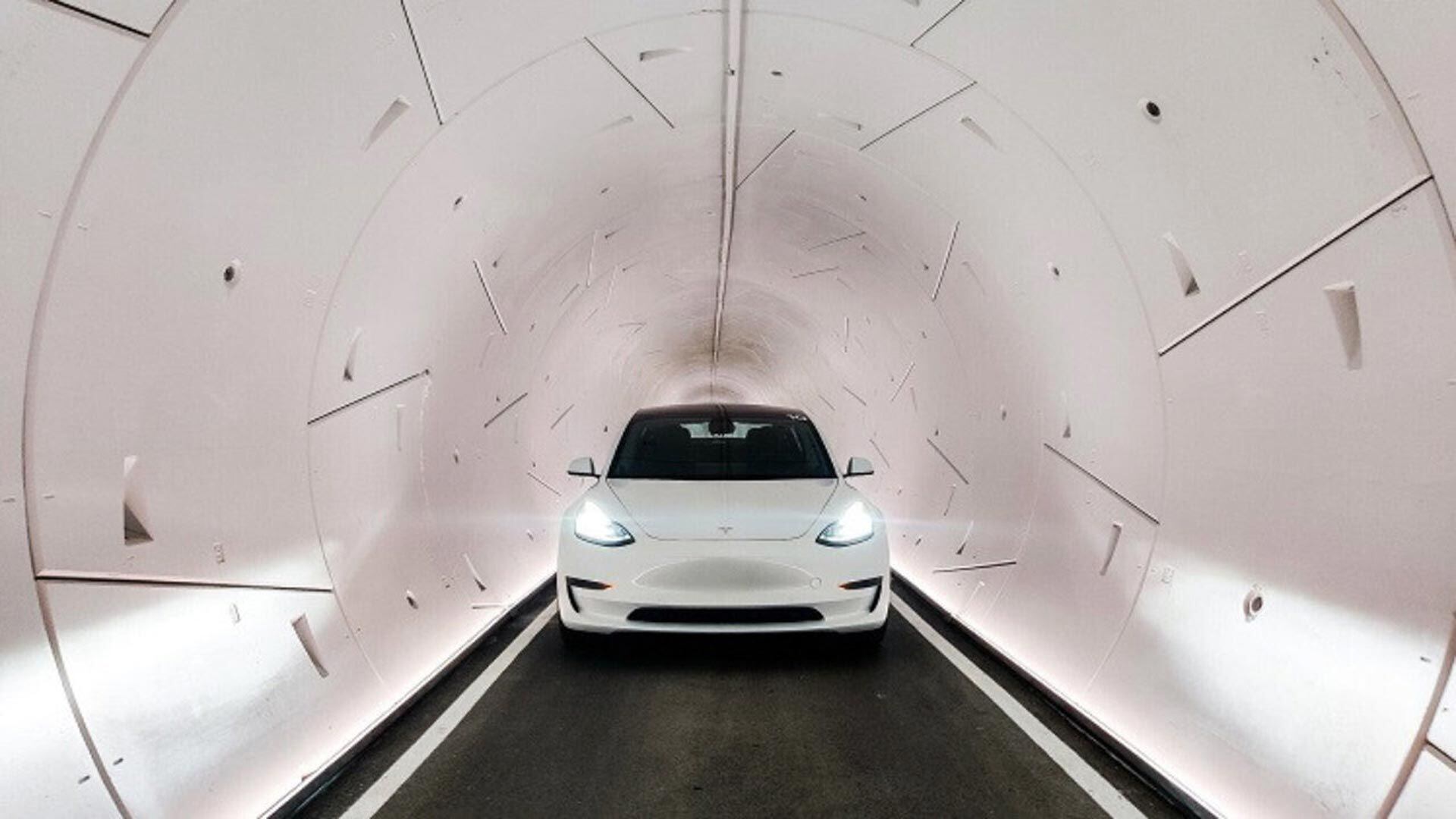 Un Tesla recorre el LVCC Loop durante la feria de electrónica CES 2022 en Las Vegas. Fue la prueba de fuego para el túnel y dejó cosas para corregir