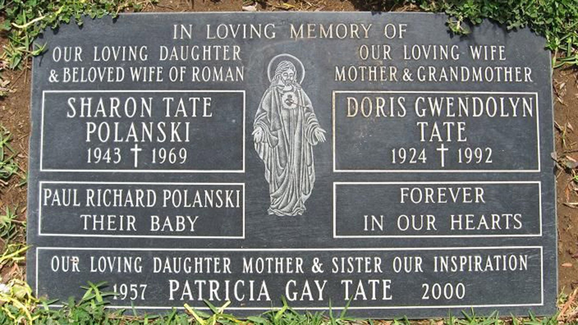La placa que recuerda a Sharon Tate y a su hijo nonato Paul Richard Polanski. La actriz estaba embarazada de ocho meses cuando fue asesinada