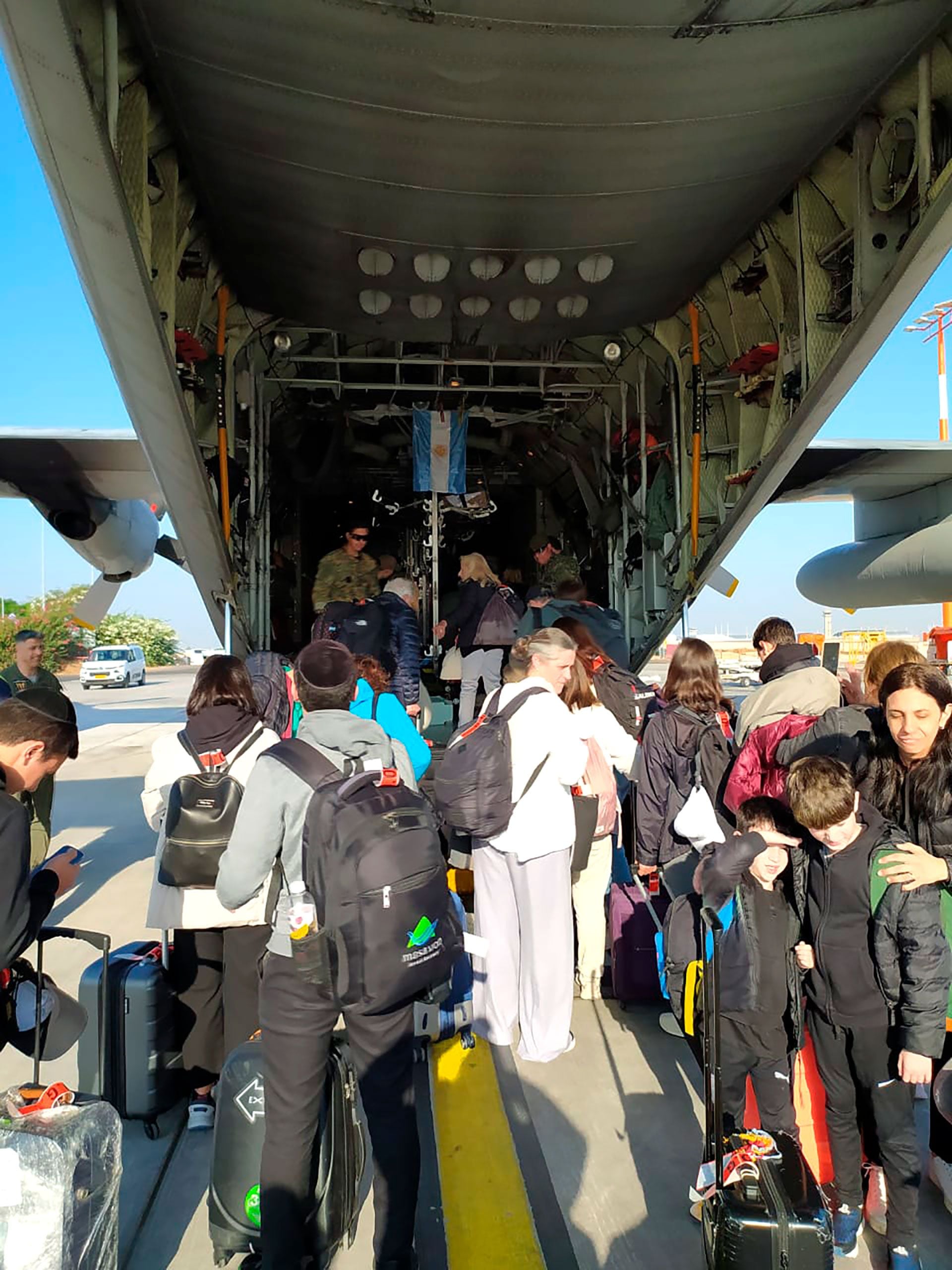 Los primeros ciudadanos argentinos que embarcaron en la aeronave que los llevará a Roma
