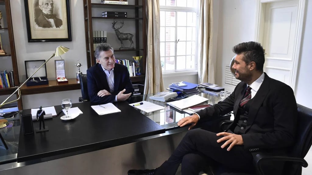 Mauricio Macri recibió a Marcelo Tinelli en su despacho con un look más informal y sin corbata (Presidencia)