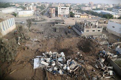Una vista del sitio de un ataque israelí en la Franja de Gaza. Mayo 11, 2021. REUTERS/Suhaib Salem