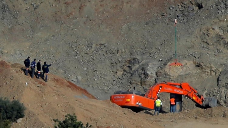 En una misión sin precedentes y sembrada de riesgos, un grupo de mineros de élite se encuentraba este viernes a poco más de dos metros del pozo donde hace 12 días cayó un niño de dos años en el sur de España