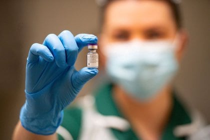 El Reino Unido fue el primer país del mundo en autorizar una vacuna contra el COVID-19 y hace una semana comenzó a inmunizar a su población (Reuters)