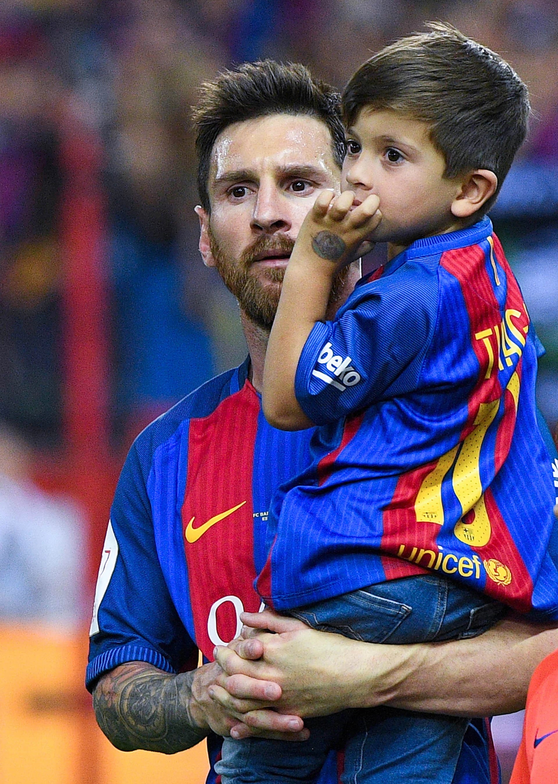 Thiago Messi observa junto a su padre los momentos posteriores al triunfo del Barcelona que convirtió a Lionel en el argentino más ganador de títulos en la historia del fútbol