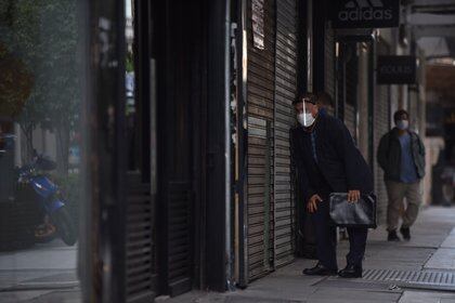 "Que en estos momentos estén abiertos los consultorios médicos y no los de los psicólogos es incongruente frente a esta situación. Muchísimas personas no están recibiendo atención psicológica, en un momento en el cual hay muchísimas razones para pensar que tenemos un incremento de problemas de salud mental. Pero las mueblerías están abiertas...", dijo el doctor en psicología Eduardo Keegan (Franco Fafasuli)