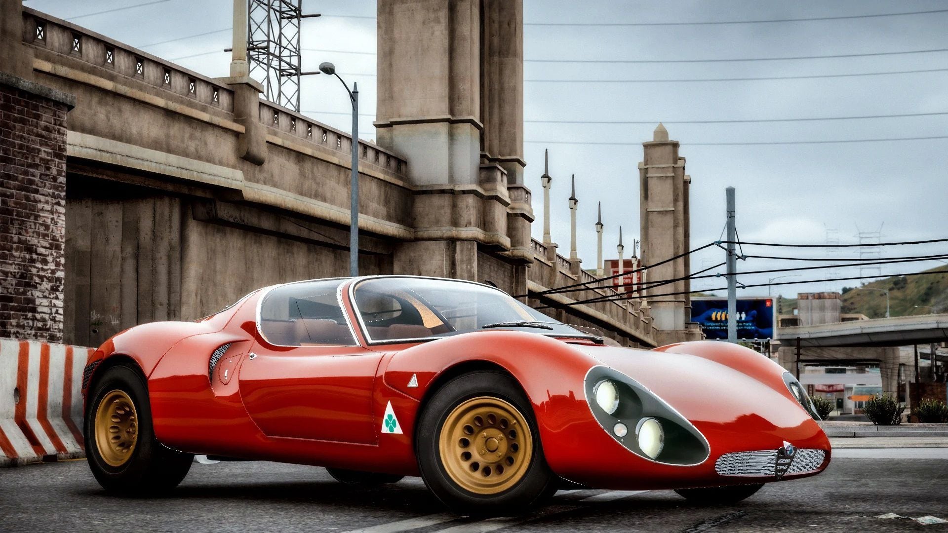 El original de los años 60 marcó un camino que Alfa Romeo quiso retomar ofreciendo sólo 33 unidades que pueden tener un motor V6 central o tres motores eléctricos que alcanzan los 740 CV