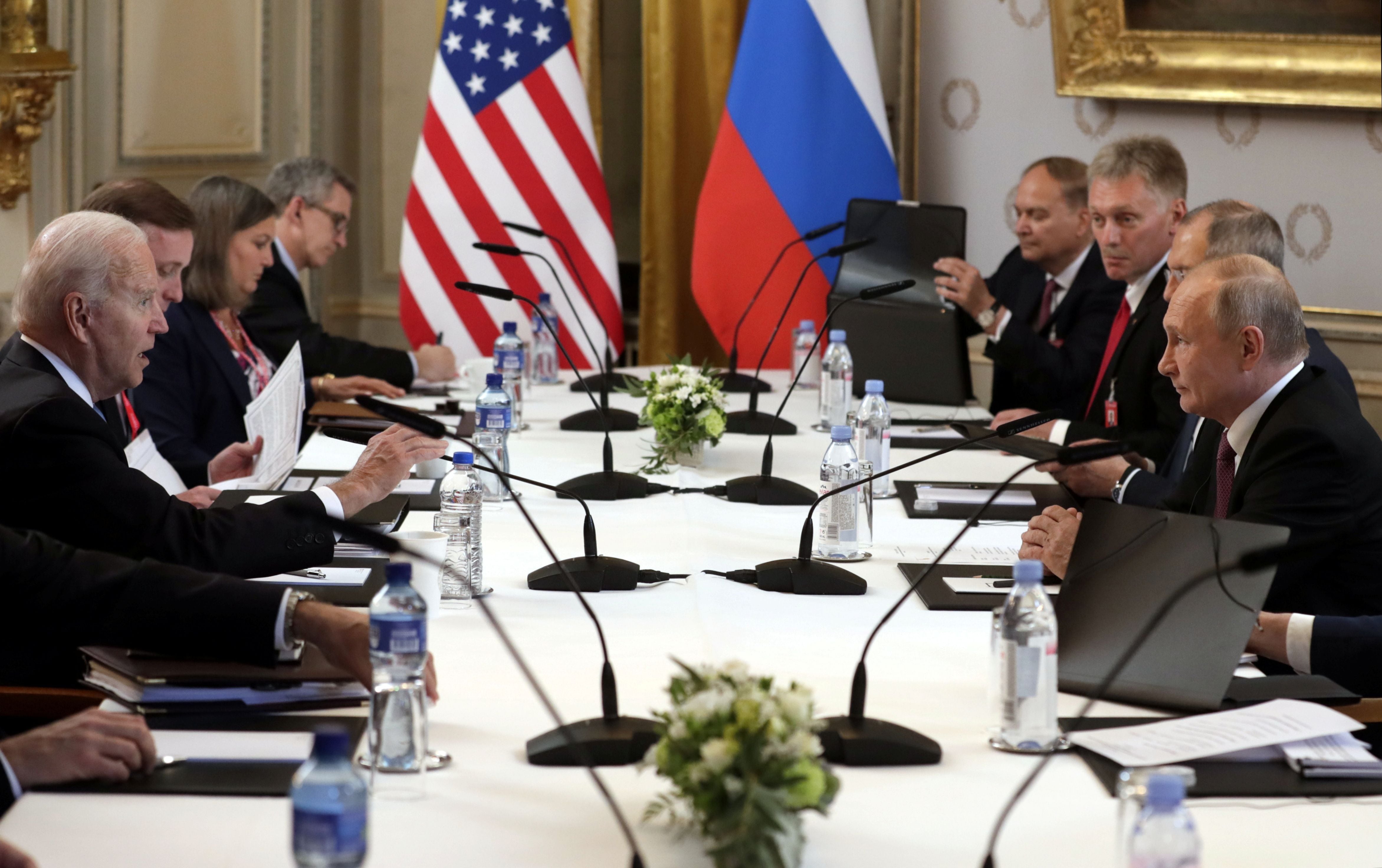 La reunión de Joe Biden y su equipo con Vladimir Putin y sus asesores en Villa La Grange de Ginebra, Suiza, el 16 de junio de 2021 (Sputnik/Mikhail Metzel/Pool via REUTERS)